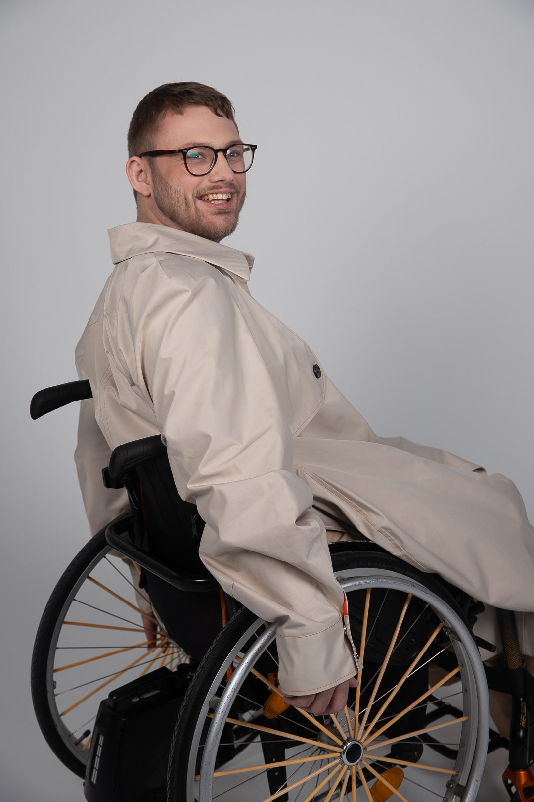 Wheelchair coat, wheelchair cape, disability cape, disabled cape, cape for wheelchair, accessible cape
Kørestolsfrakke, kørestolskappe, handicapkappe, handicapkappe, kappe til kørestol, tilgængelig kappe
Rolstoeljas, rolstoelcape, cape voor gehandicapten, cape voor gehandicapten, cape voor rolstoel, toegankelijke cape
Ratastoolimantel, ratastooli keeb, invaliidide keeb, invaliidide keeb, ratastooli keeb, ligipääsetav keeb
Pyörätuolitakki, pyörätuolin viitta, vammaisten viitta, vammaisten viitta, pyörätuolin