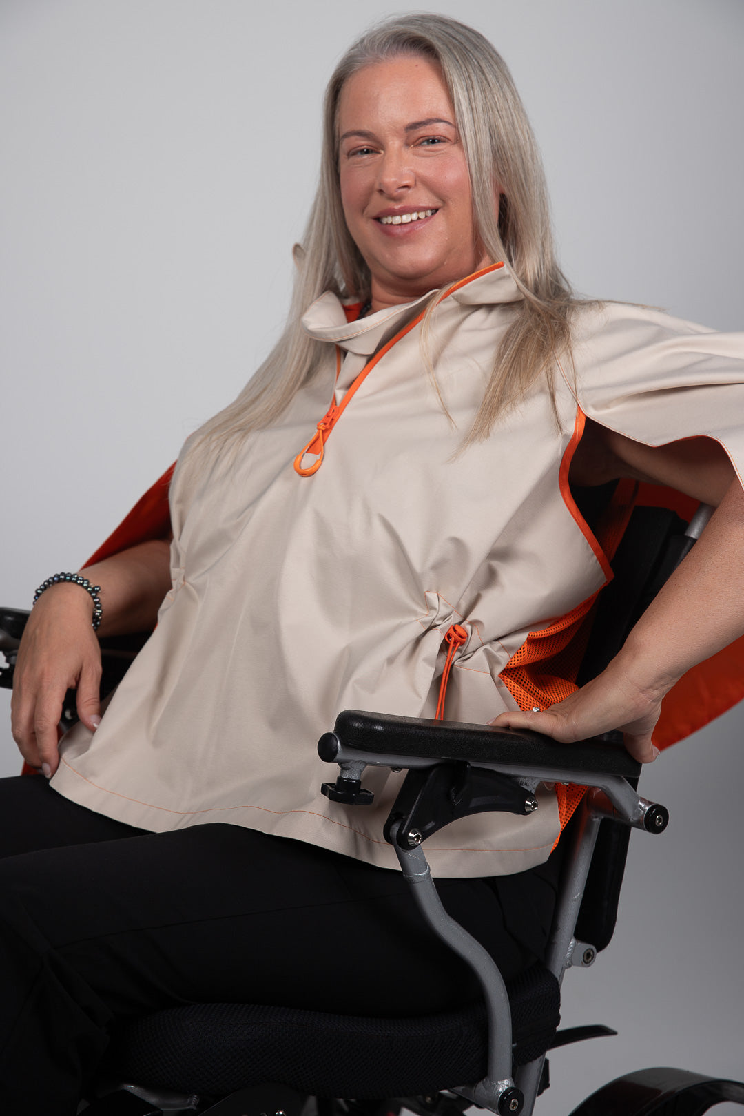 Wheelchair coat, wheelchair cape, disability cape, disabled cape, cape for wheelchair, accessible cape
Kørestolsfrakke, kørestolskappe, handicapkappe, handicapkappe, kappe til kørestol, tilgængelig kappe
Rolstoeljas, rolstoelcape, cape voor gehandicapten, cape voor gehandicapten, cape voor rolstoel, toegankelijke cape
Ratastoolimantel, ratastooli keeb, invaliidide keeb, invaliidide keeb, ratastooli keeb, ligipääsetav keeb
Pyörätuolitakki, pyörätuolin viitta, vammaisten viitta, vammaisten viitta, pyörätuolin