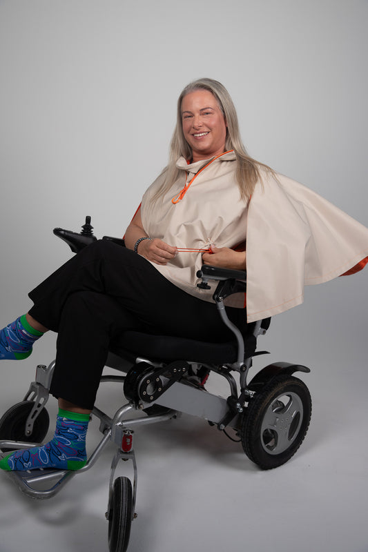 Wheelchair coat, wheelchair cape, disability cape, disabled cape, cape for wheelchair, accessible cape
Kørestolsfrakke, kørestolskappe, handicapkappe, handicapkappe, kappe til kørestol, tilgængelig kappe
Rolstoeljas, rolstoelcape, cape voor gehandicapten, cape voor gehandicapten, cape voor rolstoel, toegankelijke cape
Ratastoolimantel, ratastooli keeb, invaliidide keeb, invaliidide keeb, ratastooli keeb, ligipääsetav keeb
Pyörätuolitakki, pyörätuolin viitta, vammaisten viitta, vammaisten viitta, pyörätuolin