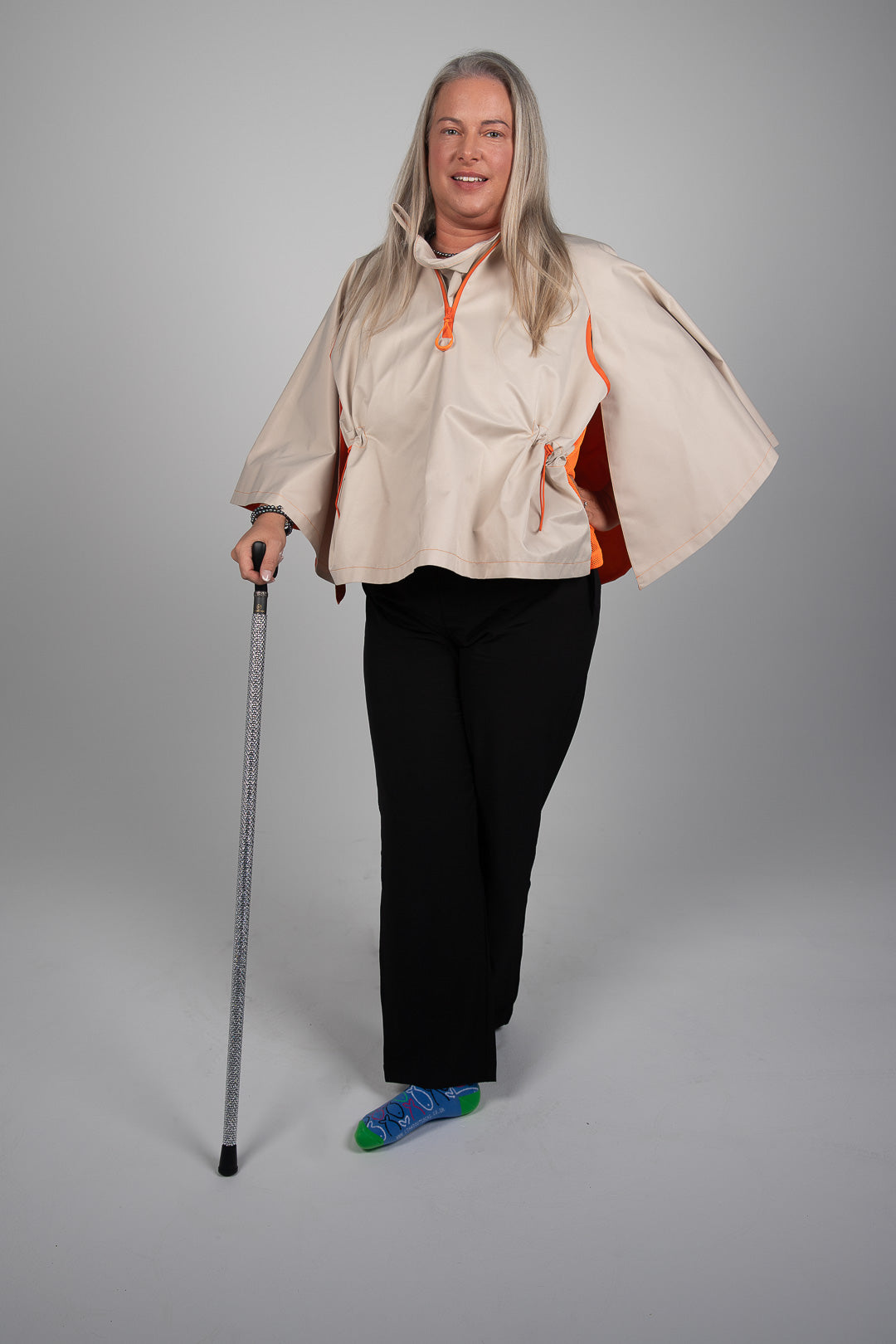 Wheelchair coat, wheelchair cape, disability cape, disabled cape, cape for wheelchair, accessible cape
Kørestolsfrakke, kørestolskappe, handicapkappe, handicapkappe, kappe til kørestol, tilgængelig kappe
Rolstoeljas, rolstoelcape, cape voor gehandicapten, cape voor gehandicapten, cape voor rolstoel, toegankelijke cape
Ratastoolimantel, ratastooli keeb, invaliidide keeb, invaliidide keeb, ratastooli keeb, ligipääsetav keeb
Pyörätuolitakki, pyörätuolin viitta, vammaisten viitta, vammaisten viitta, pyörätuolin