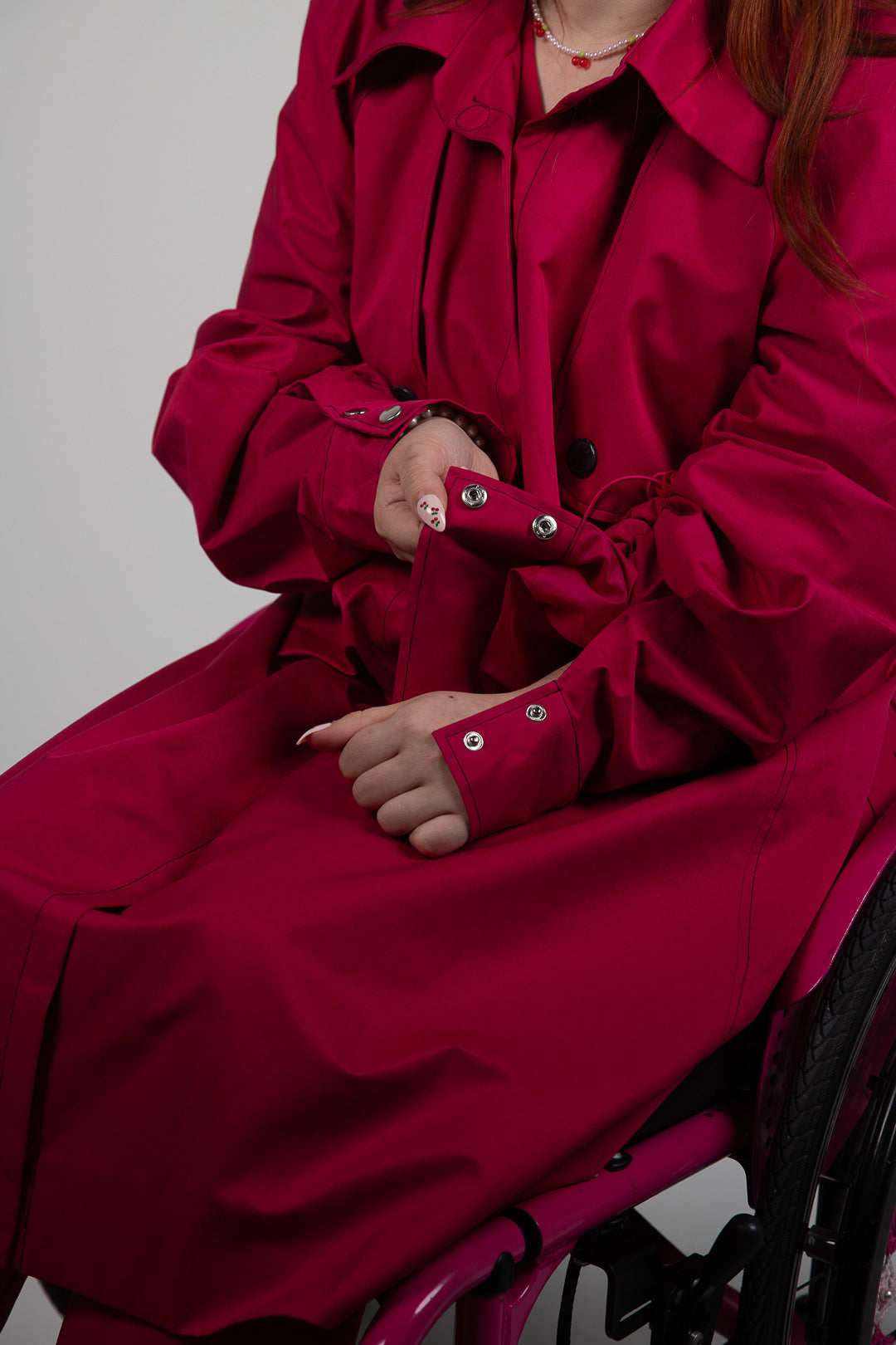 Wheelchair coat, wheelchair cape, disability cape, disabled cape, cape for wheelchair, accessible cape
Kørestolsfrakke, kørestolskappe, handicapkappe, handicapkappe, kappe til kørestol, tilgængelig kappe
Rolstoeljas, rolstoelcape, cape voor gehandicapten, cape voor gehandicapten, cape voor rolstoel, toegankelijke cape
Ratastoolimantel, ratastooli keeb, invaliidide keeb, invaliidide keeb, ratastooli keeb, ligipääsetav keeb
Pyörätuolitakki, pyörätuolin viitta, vammaisten viitta, vammaisten viitta, pyörätuolin