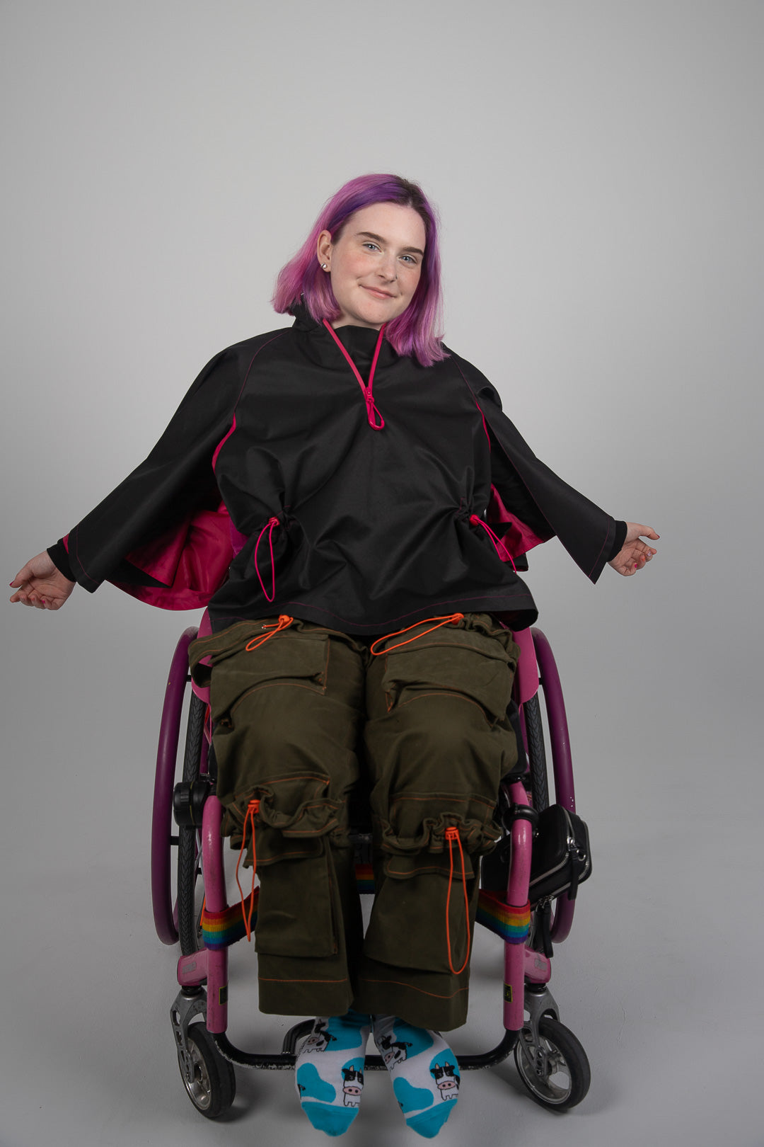 Wheelchair coat, wheelchair cape, disability cape, disabled cape, cape for wheelchair, accessible cape
Kørestolsfrakke, kørestolskappe, handicapkappe, handicapkappe, kappe til kørestol, tilgængelig kappe
Rolstoeljas, rolstoelcape, cape voor gehandicapten, cape voor gehandicapten, cape voor rolstoel, toegankelijke cape
Ratastoolimantel, ratastooli keeb, invaliidide keeb, invaliidide keeb, ratastooli keeb, ligipääsetav keeb
Pyörätuolitakki, pyörätuolin viitta, vammaisten viitta, vammaisten viitta, pyörätuolin