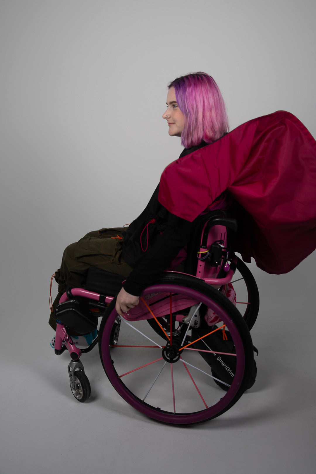 Wheelchair coat, wheelchair cape, disability cape, disabled cape, cape for wheelchair, accessible cape
Kørestolsfrakke, kørestolskappe, handicapkappe, handicapkappe, kappe til kørestol, tilgængelig kappe
Rolstoeljas, rolstoelcape, cape voor gehandicapten, cape voor gehandicapten, cape voor rolstoel, toegankelijke cape
Ratastoolimantel, ratastooli keeb, invaliidide keeb, invaliidide keeb, ratastooli keeb, ligipääsetav keeb
Pyörätuolitakki, pyörätuolin viitta, vammaisten viitta, vammaisten viitta, pyörätuolin