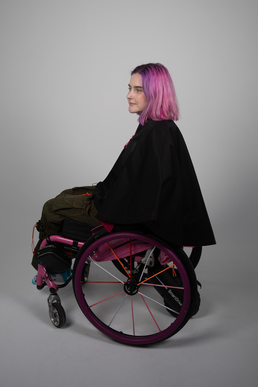 Wheelchair coat, wheelchair cape, disability cape, disabled cape, cape for wheelchair, accessible cape
Kørestolsfrakke, kørestolskappe, handicapkappe, handicapkappe, kappe til kørestol, tilgængelig kappe
Rolstoeljas, rolstoelcape, cape voor gehandicapten, cape voor gehandicapten, cape voor rolstoel, toegankelijke cape
Ratastoolimantel, ratastooli keeb, invaliidide keeb, invaliidide keeb, ratastooli keeb, ligipääsetav keeb
Pyörätuolitakki, pyörätuolin viitta, vammaisten viitta, vammaisten viitta, pyörätuolin