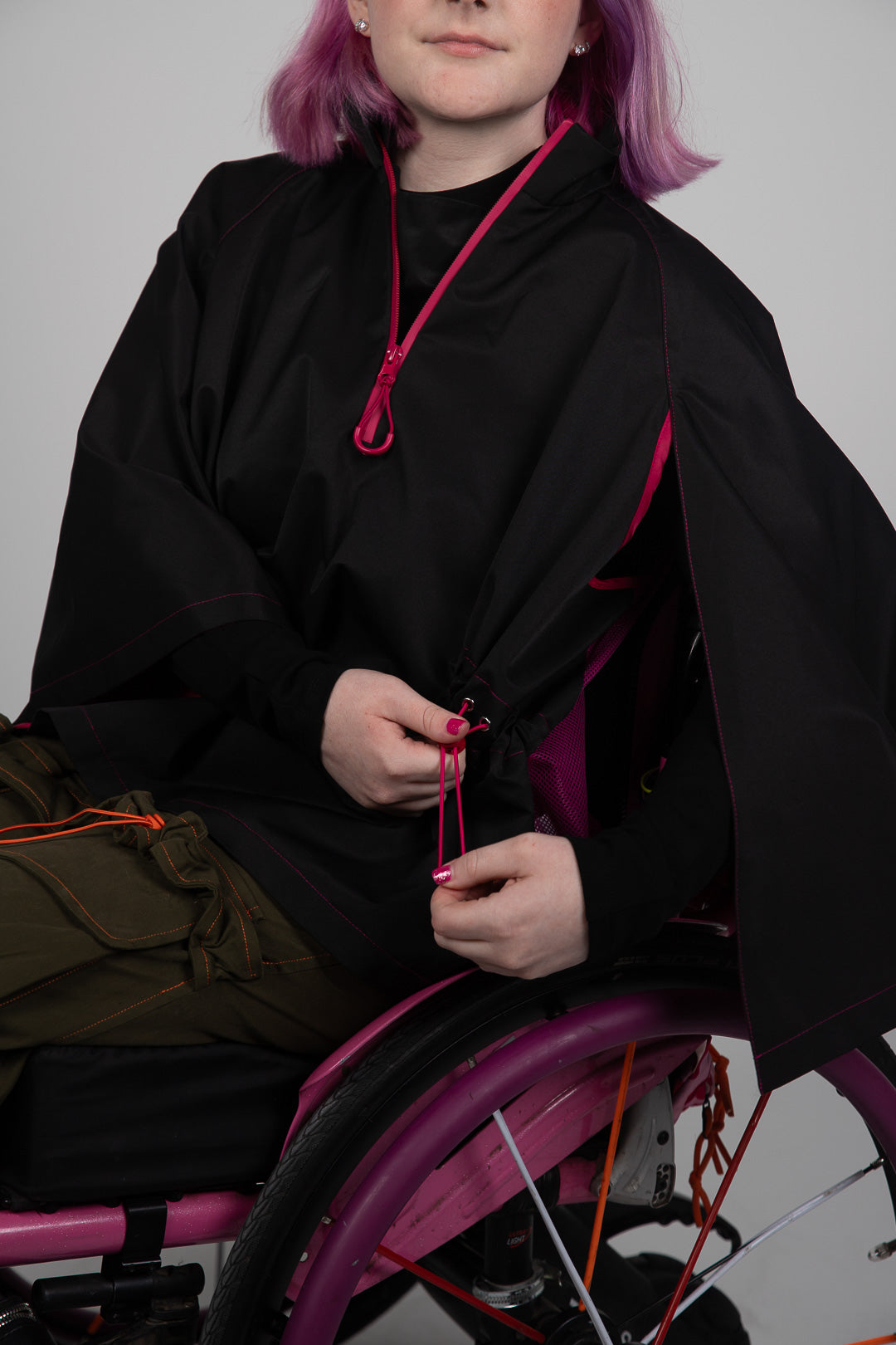Wheelchair coat, wheelchair cape, disability cape, disabled cape, cape for wheelchair, accessible cape
Kørestolsfrakke, kørestolskappe, handicapkappe, handicapkappe, kappe til kørestol, tilgængelig kappe
Rolstoeljas, rolstoelcape, cape voor gehandicapten, cape voor gehandicapten, cape voor rolstoel, toegankelijke cape
Ratastoolimantel, ratastooli keeb, invaliidide keeb, invaliidide keeb, ratastooli keeb, ligipääsetav keeb
Pyörätuolitakki, pyörätuolin viitta, vammaisten viitta, vammaisten viitta, pyörätuolin