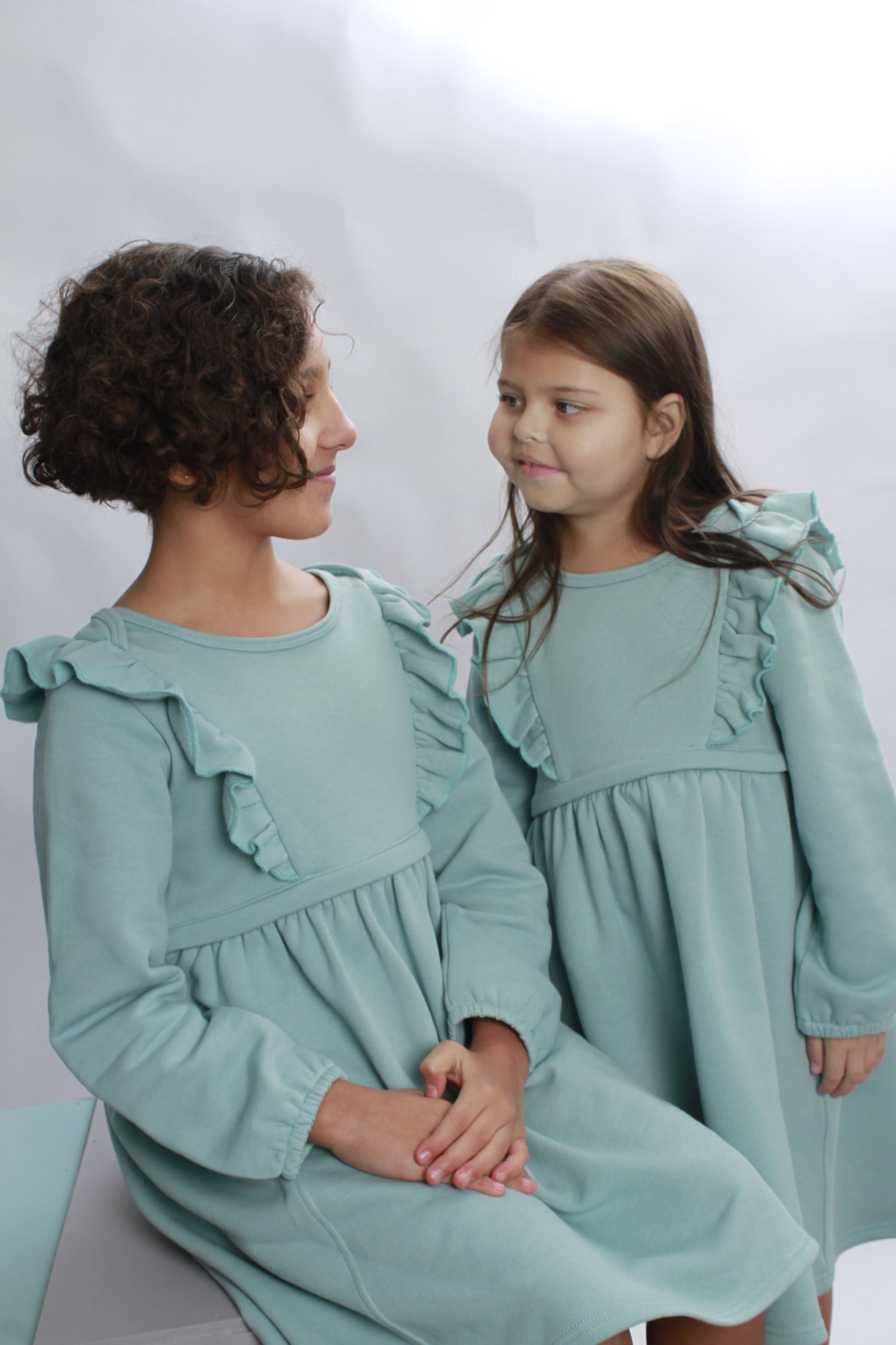 Tube fed, disability, tube feeding, adaptive clothing, Stoma, wheelchair, GTube, Tubie, bibs, dribble bibs, neckerchief bibs, tube alimenté, handicapé, alimentation par sonde, vêtements adaptables, stomate, fauteuil roulant, Schlauchgespeist, Behinderung, Sondenernährung, Anpassungsfähige Kleidung, Stoma, Rollstuhl, Buisvoeding, handicap, sondevoeding, adaptieve kleding, Stoma, rolstoel, Sondeernæring, handicap, Sondeernæring, adaptivt tøj, Stomi, kørestol, karmienie przez rurkę, niepełnosprawność, karmieni