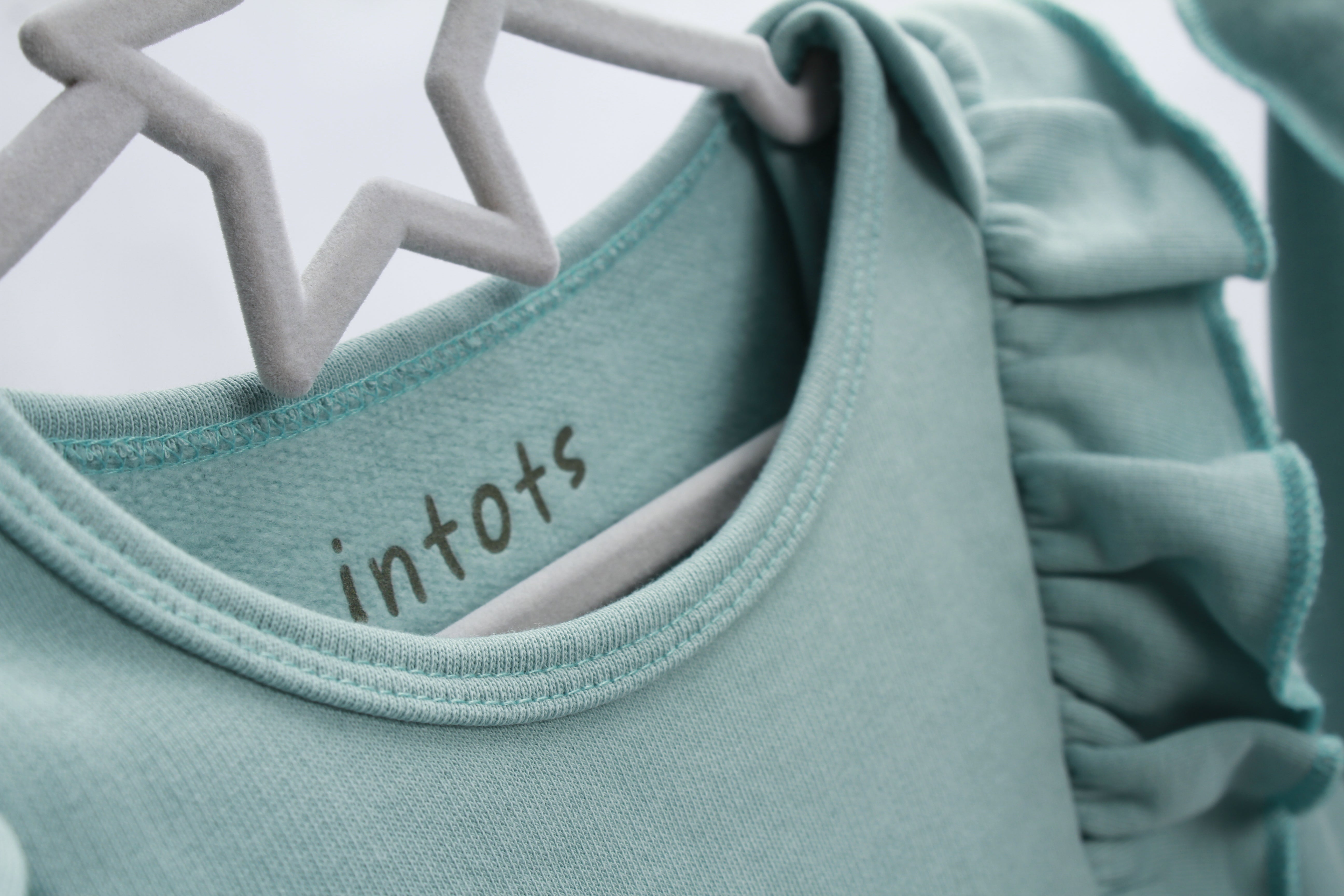 Tube fed, disability, tube feeding, adaptive clothing, Stoma, wheelchair, GTube, Tubie, bibs, dribble bibs, neckerchief bibs, tube alimenté, handicapé, alimentation par sonde, vêtements adaptables, stomate, fauteuil roulant, Schlauchgespeist, Behinderung, Sondenernährung, Anpassungsfähige Kleidung, Stoma, Rollstuhl, Buisvoeding, handicap, sondevoeding, adaptieve kleding, Stoma, rolstoel, Sondeernæring, handicap, Sondeernæring, adaptivt tøj, Stomi, kørestol, karmienie przez rurkę, niepełnosprawność, karmieni