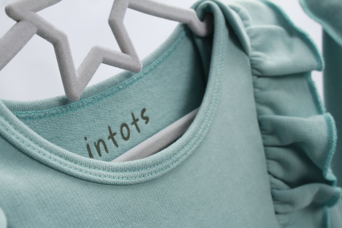 Tube fed, disability, tube feeding, adaptive clothing, Stoma, wheelchair, GTube, Tubie, bibs, dribble bibs, neckerchief bibs, tube alimenté, handicapé, alimentation par sonde, vêtements adaptables, stomate, fauteuil roulant, Schlauchgespeist, Behinderung, Sondenernährung, Anpassungsfähige Kleidung, Stoma, Rollstuhl, Buisvoeding, handicap, sondevoeding, adaptieve kleding, Stoma, rolstoel, Sondeernæring, handicap, Sondeernæring, adaptivt tøj, Stomi, kørestol, karmienie przez rurkę, niepełnosprawność, karmieni